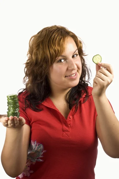 Vrouw en komkommer — Stockfoto
