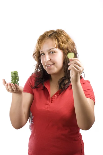 Vrouw en komkommer — Stockfoto