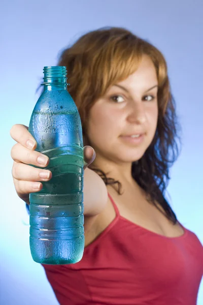 Frau mit Flasche — Stockfoto