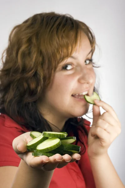 Kadın ve salatalık — Stok fotoğraf