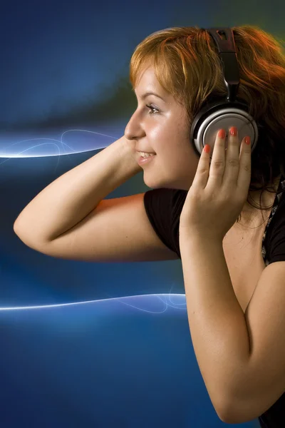 Νεαρή κοπέλα ακούει μουσική — Φωτογραφία Αρχείου