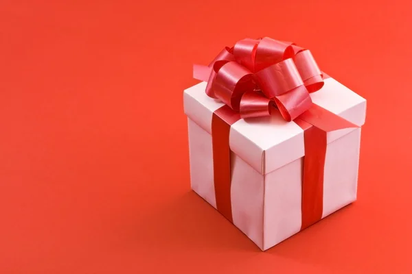 Boîte cadeau blanche avec ruban de satin rouge Bow — Photo