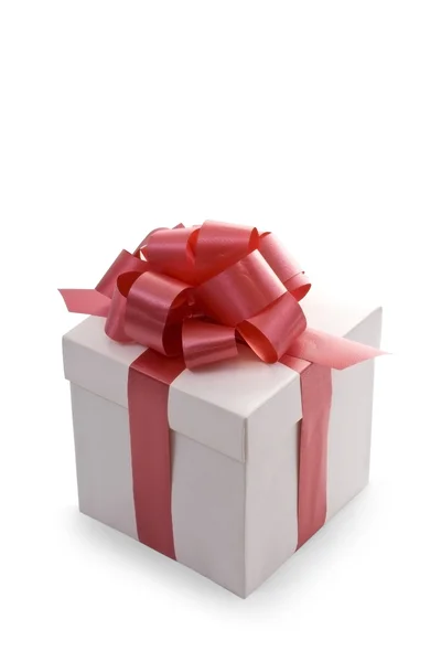 Caja de regalo blanca con lazo de cinta de satén rojo — Foto de Stock