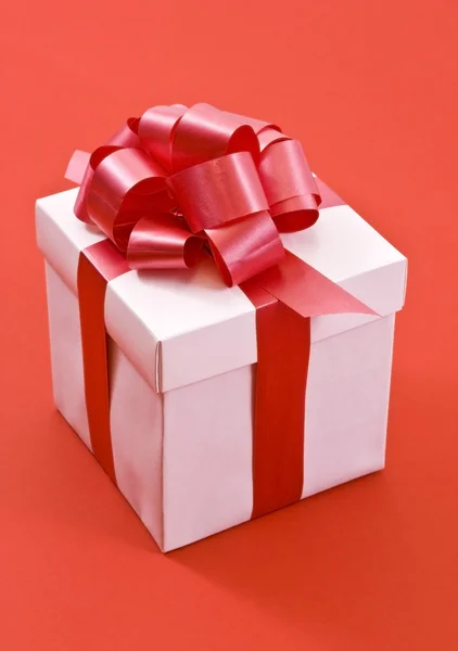Caixa de presente branco com arco de fita de cetim vermelho — Fotografia de Stock