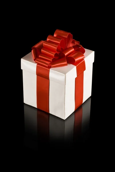 Caixa de presente branco com arco de fita de cetim vermelho — Fotografia de Stock