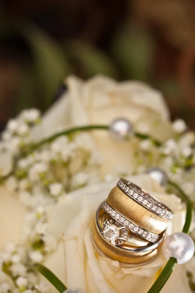 Anéis de casamento e rosas — Fotografia de Stock
