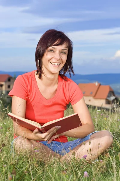 Frau liest Buch Stockbild