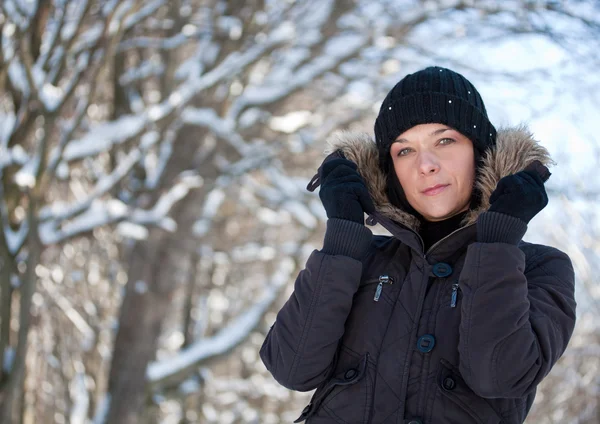 Young woman in winter forest — Stock Photo, Image