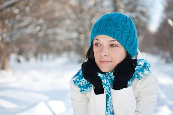 Žena ve sněhu雪の中で女性 — ストック写真