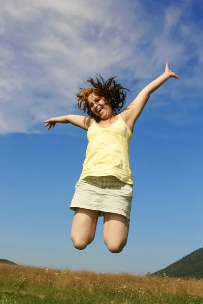 Kvinna hoppa Stockfoto