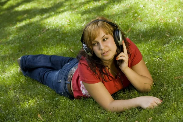 Mujer escuchando música Imagen de stock