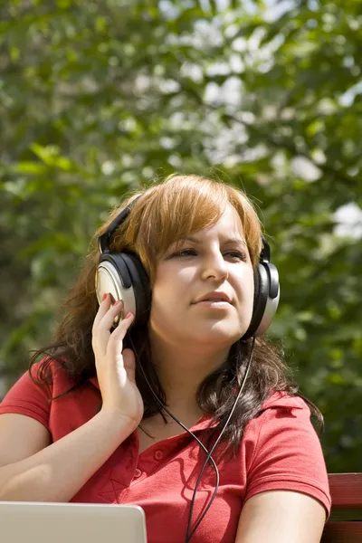 音楽を聴く女 ストック画像