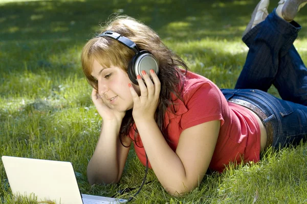 Mujer escuchando música Fotos de stock libres de derechos