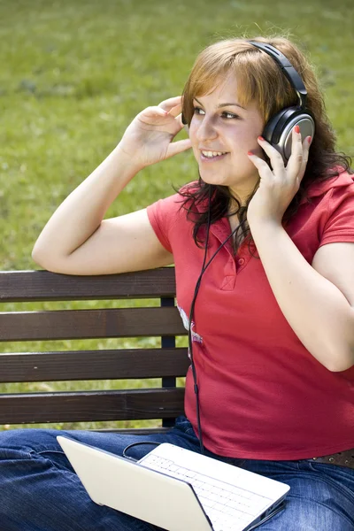 Женщина слушает музыку Стоковое Изображение