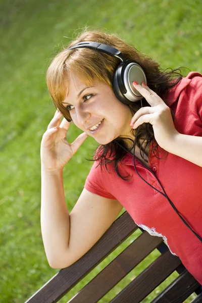 Mulher ouvindo música Fotos De Bancos De Imagens