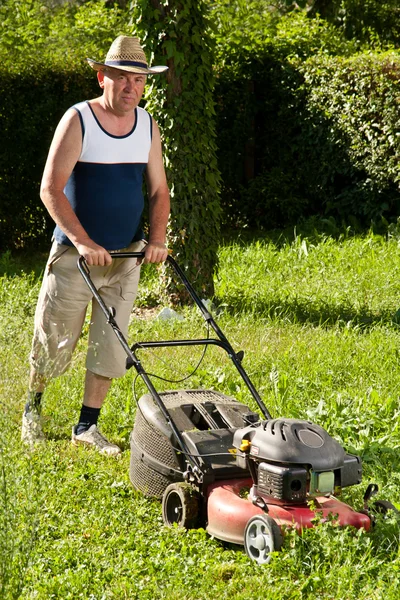 Homem cortando o gramado — Fotografia de Stock
