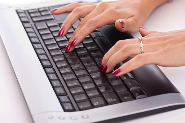 Bilgisayar klavye üzerinde çalışan kadının elleri — Stok fotoğraf