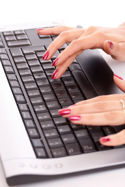 Vrouw handen werken op computertoetsenbord — Stockfoto