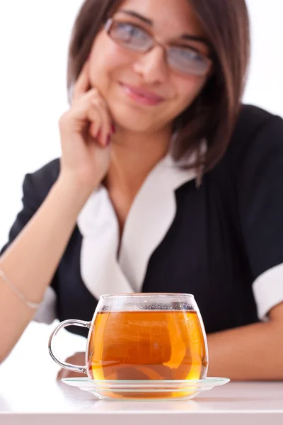 Женщина пьет чай. — стоковое фото