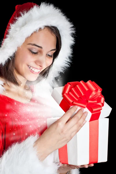Мисс Санта открывает подарочную коробку — стоковое фото