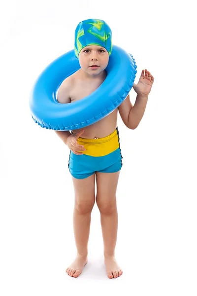 Junge spielt mit blauem Rettungsring — Stockfoto