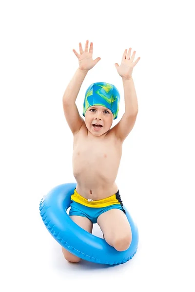 Chlapec hraje s modrou život kroužkem — Stock fotografie