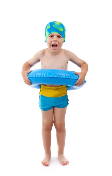 Chlapec hraje s modrou život kroužkem — Stock fotografie
