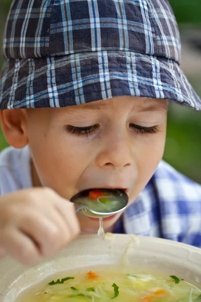 Αγόρι, τρώει σούπα — Φωτογραφία Αρχείου
