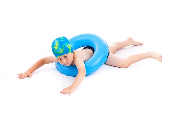Jongen spelen met blauwe vaste voetring — Stockfoto