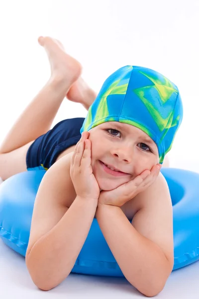 Junge spielt mit blauem Rettungsring — Stockfoto