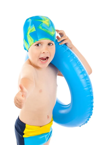 Oğlan mavi hayat yüzükle oynuyor — Stok fotoğraf
