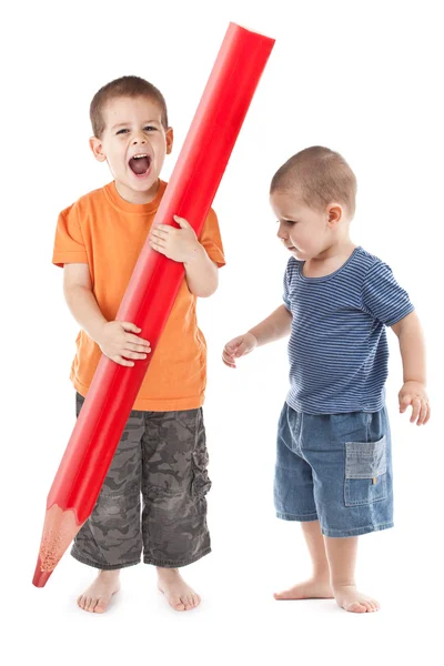 Glückliche Jungen mit großem Bleistift — Stockfoto