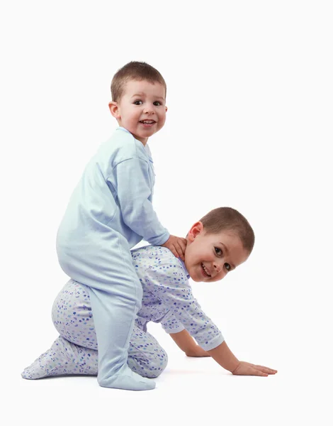Zwei junge Jungen spielen — Stockfoto