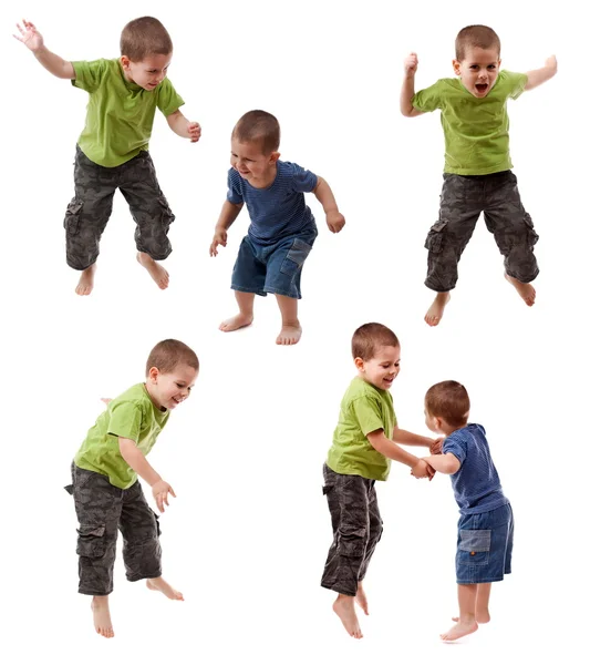 Twee jonge broers springen — Stockfoto