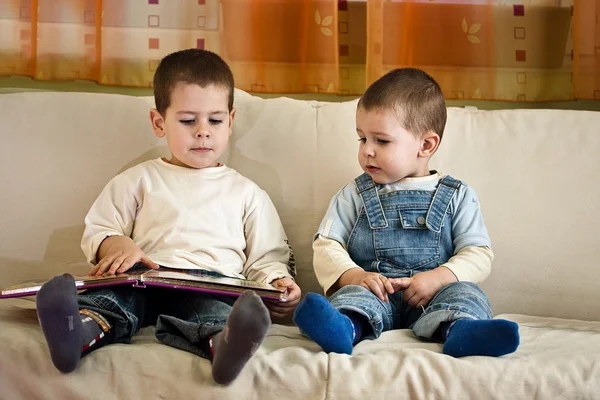 Παιδιά ανάγνωση του βιβλίου若い男と少女は本を読んで — Φωτογραφία Αρχείου