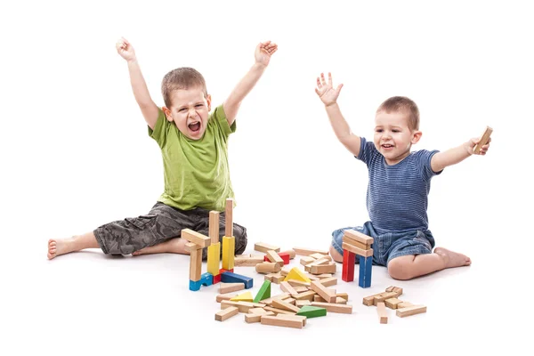 Rapazes a jogar com blocos de areia — Fotografia de Stock