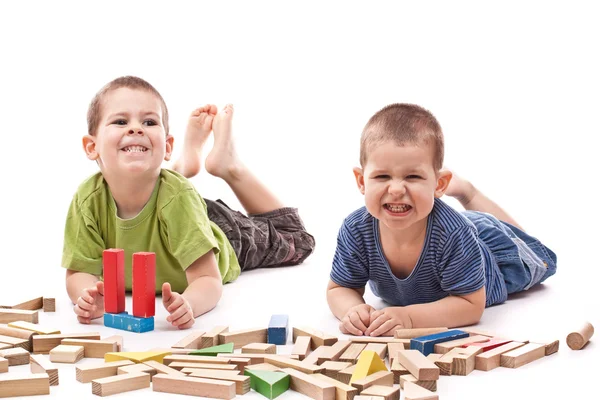 Мальчики играют в блоки — стоковое фото