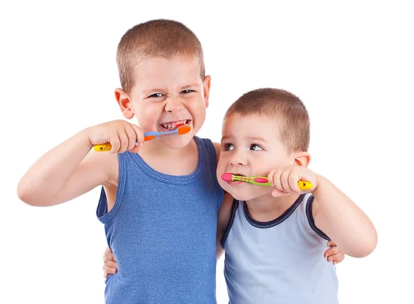 Jongens zijn tanden poetsen — Stockfoto