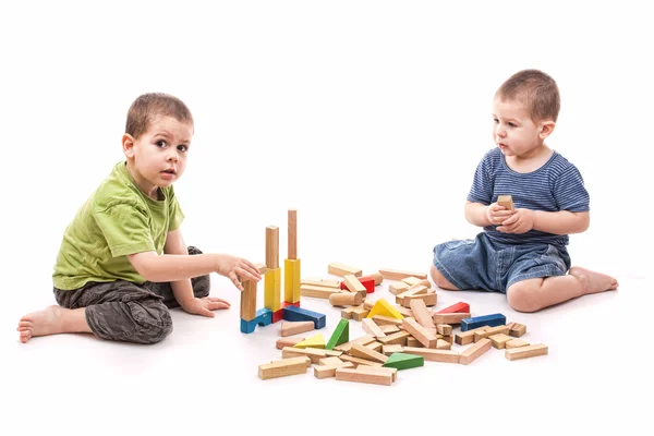 Мальчики играют в блоки — стоковое фото