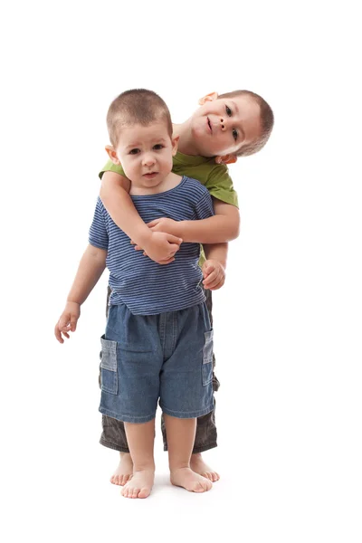 Twee broers knuffelen — Stockfoto