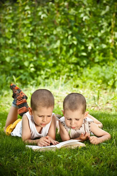 Мальчики читают — стоковое фото