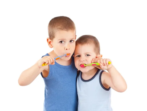 Çocuklar Dişlerini fırçalıyor — Stok fotoğraf