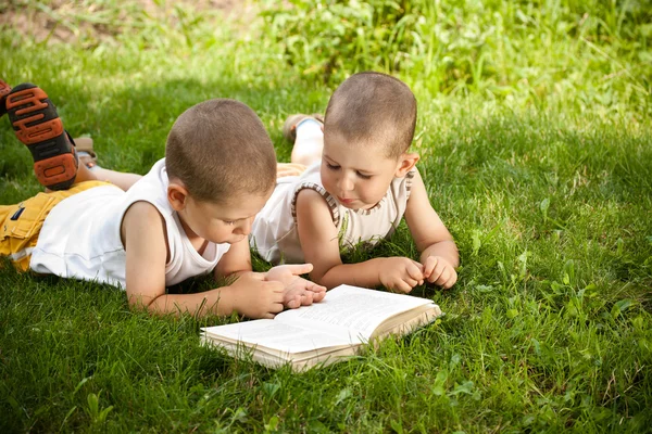 Chlapci čte knihu — Stock fotografie