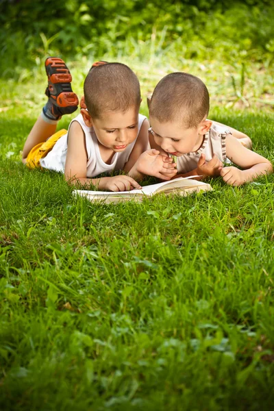 Мальчики читают — стоковое фото