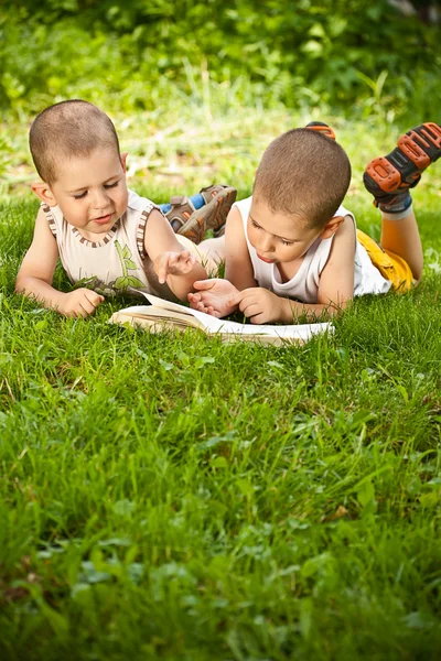 Αγόρια διαβάζει ένα βιβλίο — Φωτογραφία Αρχείου