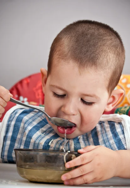 Παιδί, τρώει σούπα — Φωτογραφία Αρχείου