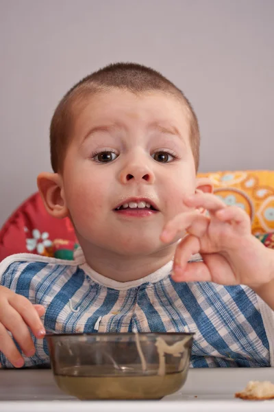 Çorbayı yiyen çocuk — Stok fotoğraf