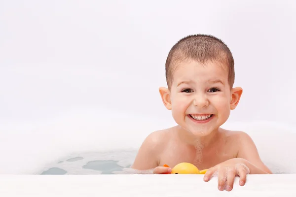 Chlapec hraje ve vodě — Stock fotografie