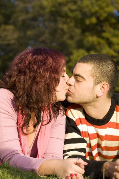 Couple embrasser — Photo