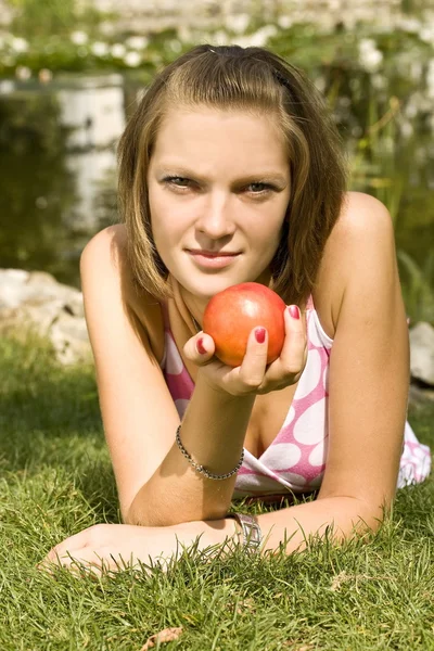 Dziewczynka gospodarstwa brzoskwinia — Zdjęcie stockowe